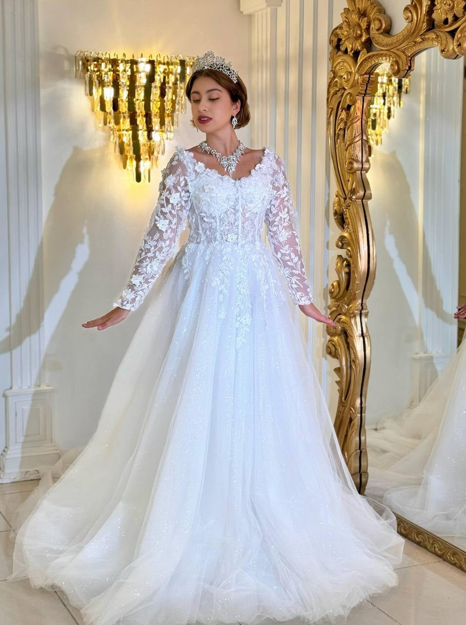 Pure Eleganz – Traumhaftes Brautkleid mit Spitze und Glitzer