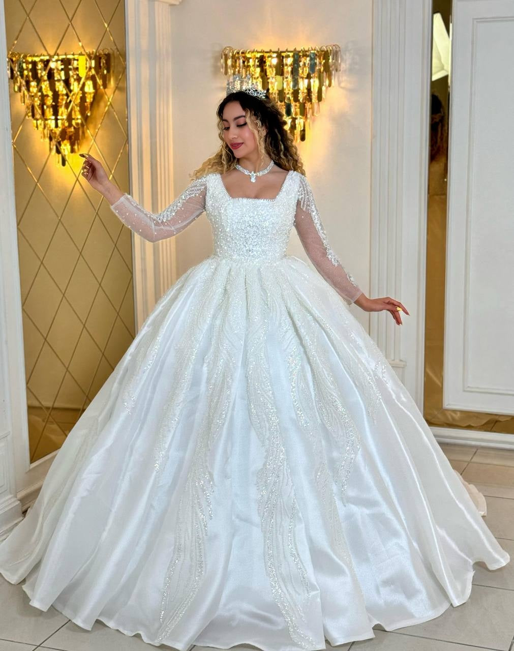 Royal Elegance – Das Märchenhafte Brautkleid mit edlem Ausschnitt