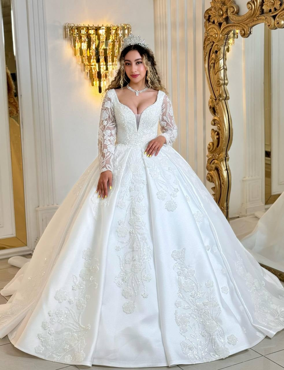 Royal Embrace – Das Märchenhafte Brautkleid mit Spitze und V-Ausschnitt