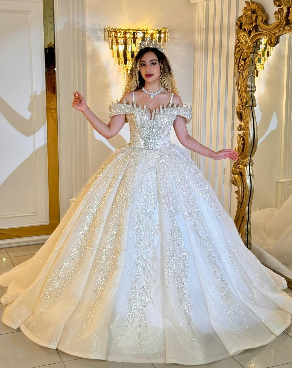 Golden Jubilee – Das Märchenhafte Brautkleid mit Off-Shoulder
