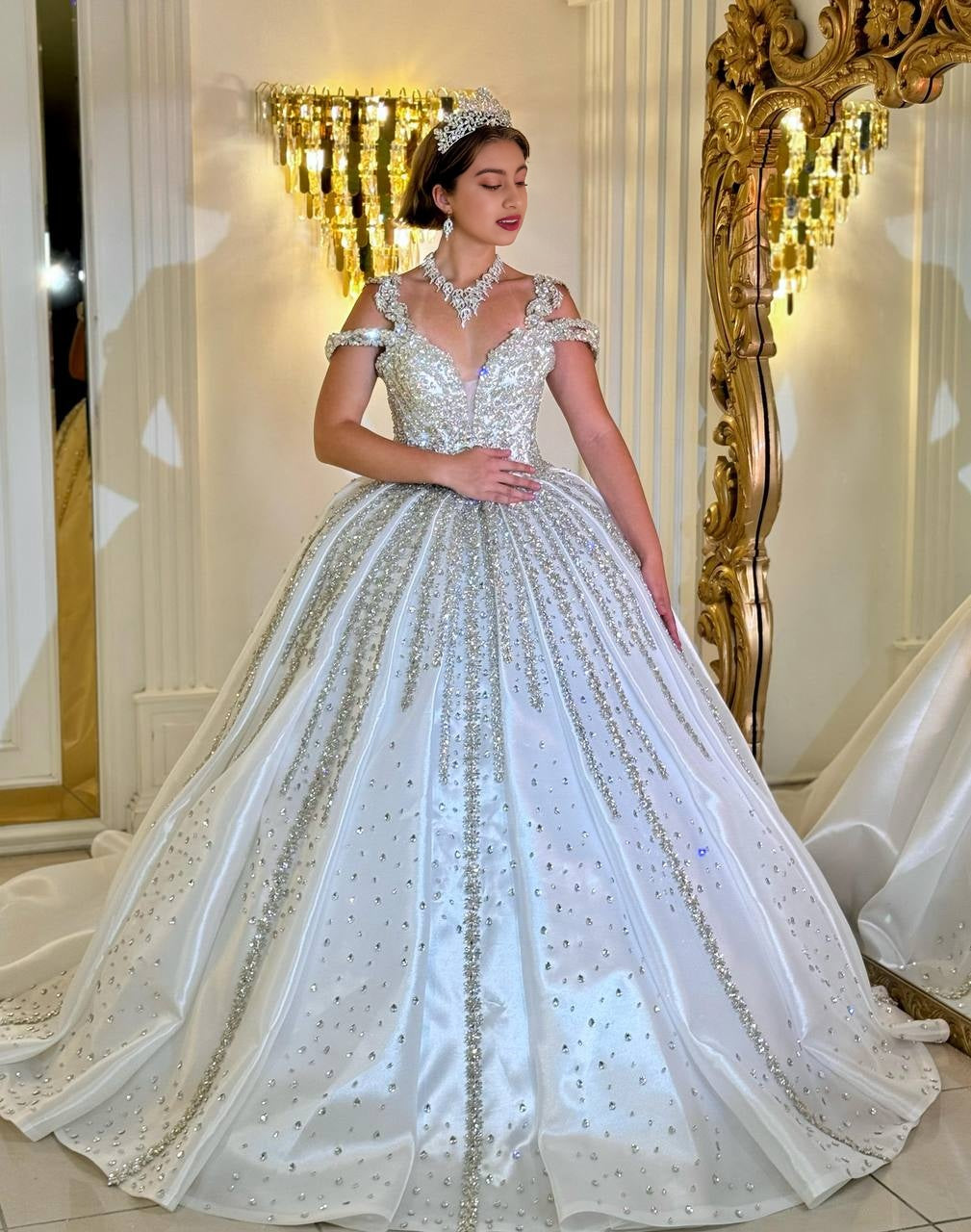 Königliches Ballkleid "White Serenity" – Funkelndes Prinzessinnen-Kleid in Weiß mit aufwendigen Silber-Applikationen und Glitzer-Details