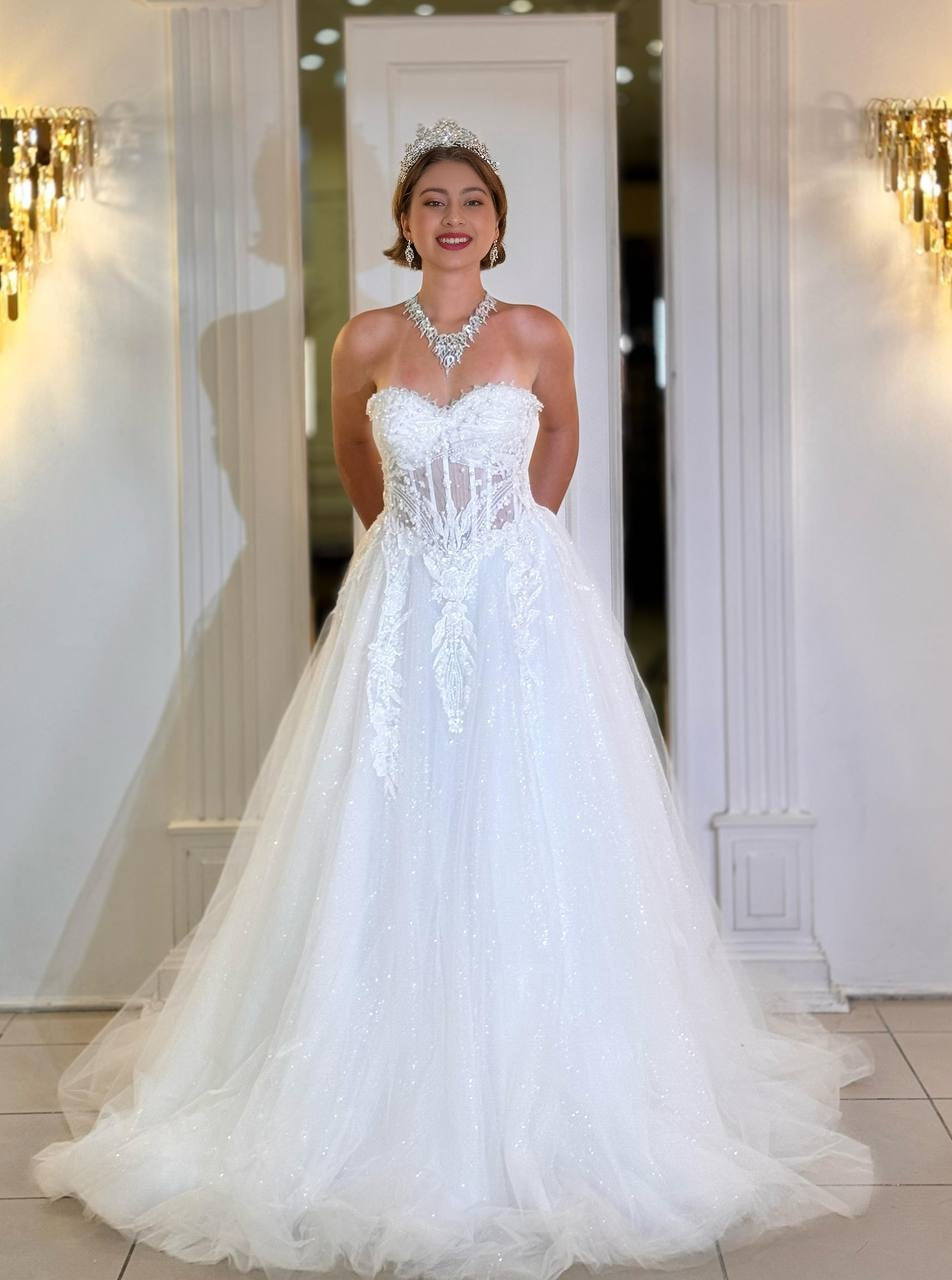 Starlight Embrace – Das Funkelnde Brautkleid mit Korsett-Detail