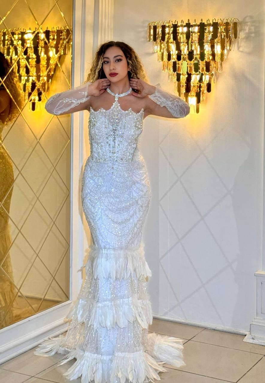 Divine Ivory – The elegant mermaid dress with lace collar and feathers